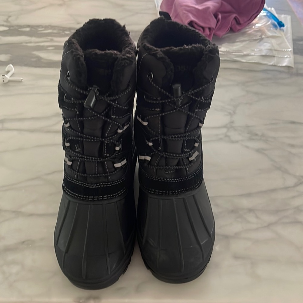 Lands end snow boots, size 5. Great condition, worn one time.